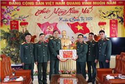 Trung tướng Dương Đình Thông, Chính ủy Quân khu tặng quà hộ gia đình chính sách và chúc tết các địa phương, đơn vị